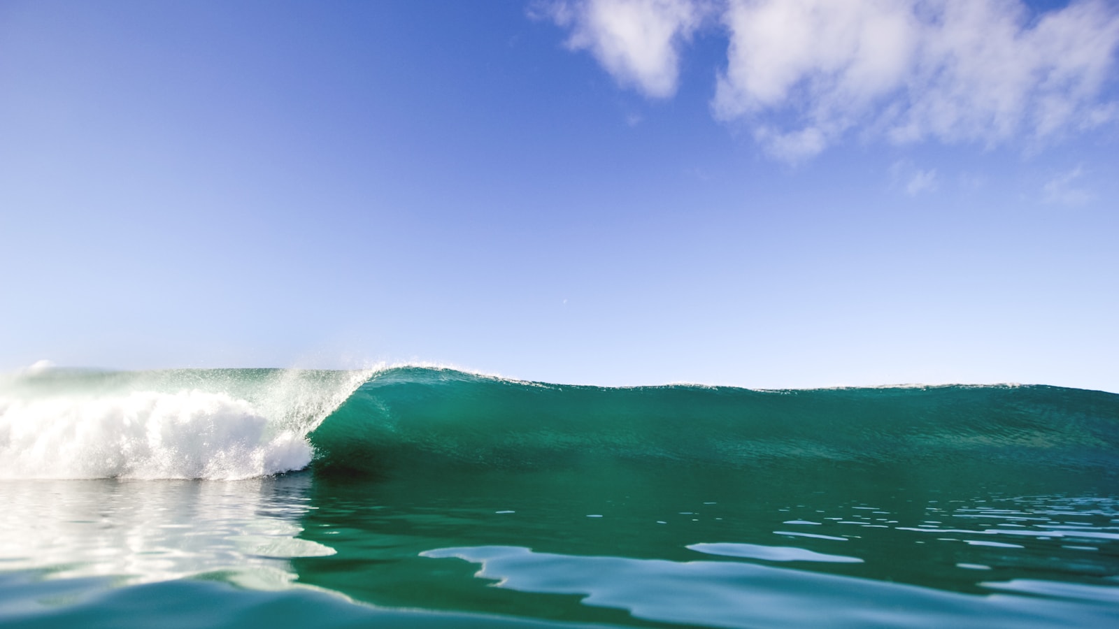 Empty turquoise barrel, illustrating the reef and beach-break options around Consolação