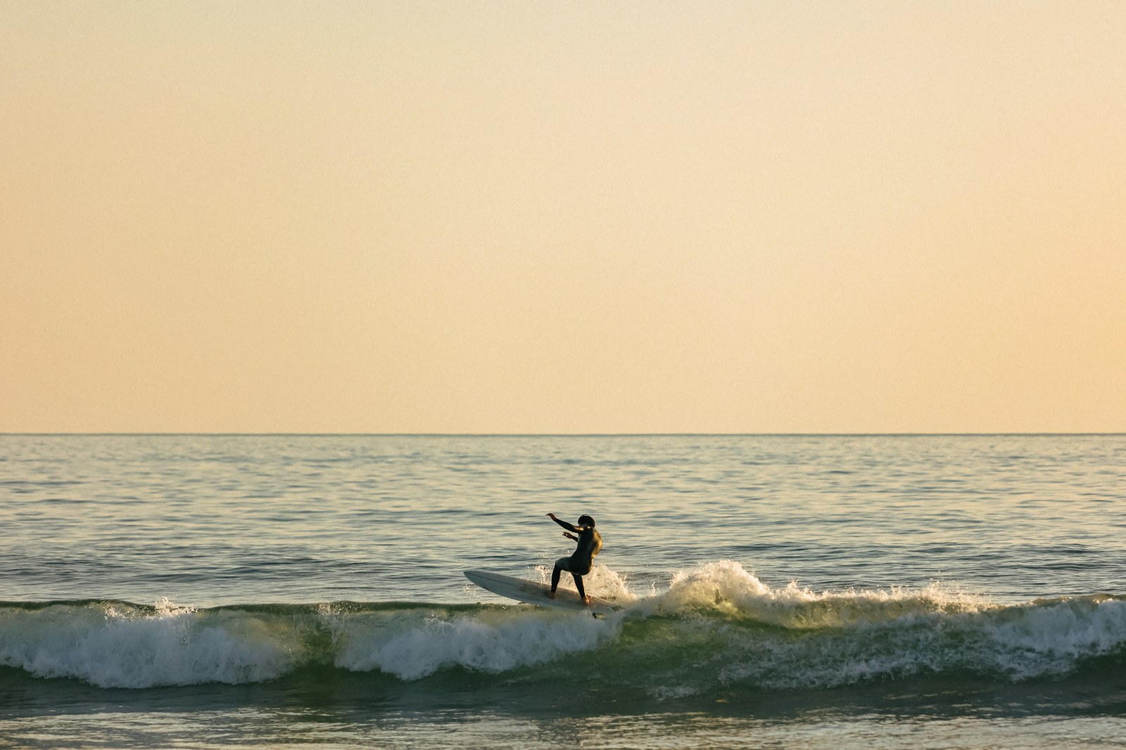 Surfer riding a clean organised wave, illustrating conditions at Molhe Leste