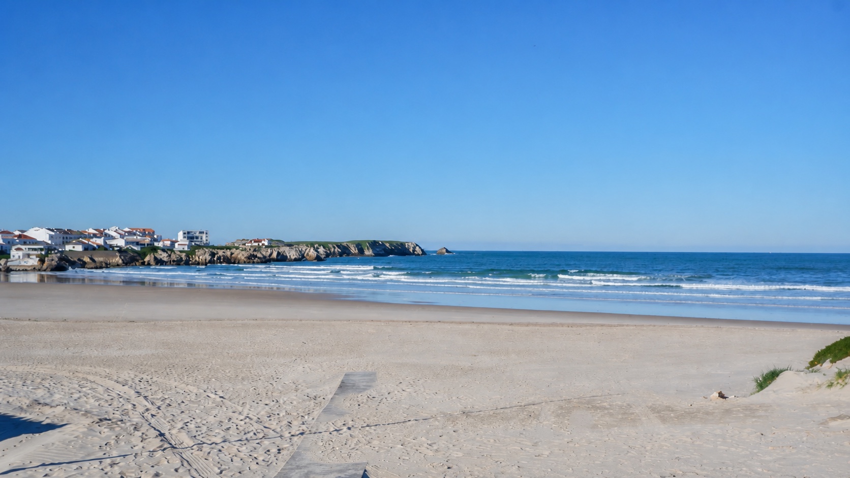 Wide sandy beach and gentle surf at Prainha and Cantinho da Baía in Baleal