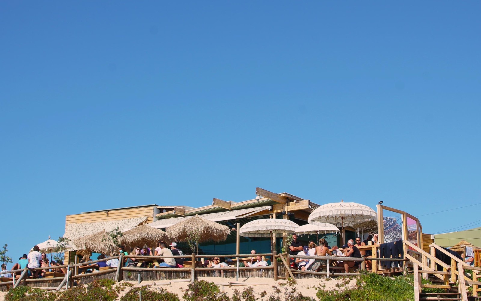 Tribo da Praia restaurant overlooking the dunes in Baleal