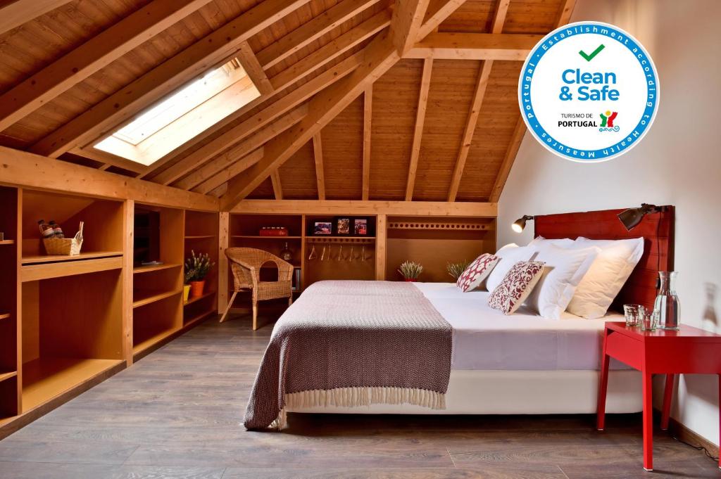 Attic bedroom at Mercearia d’Alegria Boutique B&B