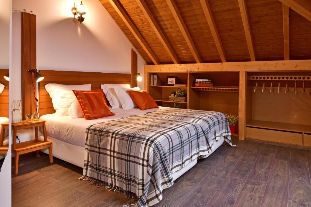 Wood-lined guest room at Mercearia d’Alegria Boutique B&B