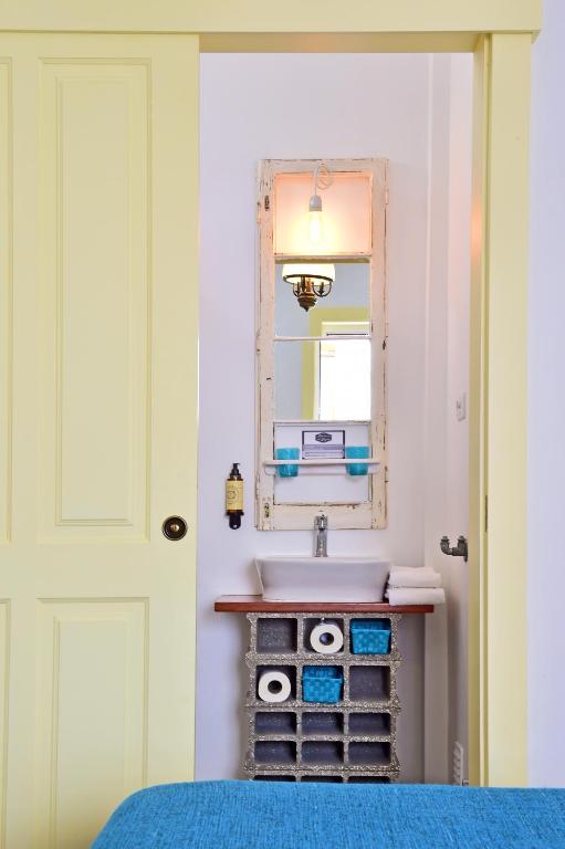 Colourful bathroom details at Mercearia d’Alegria Boutique B&B