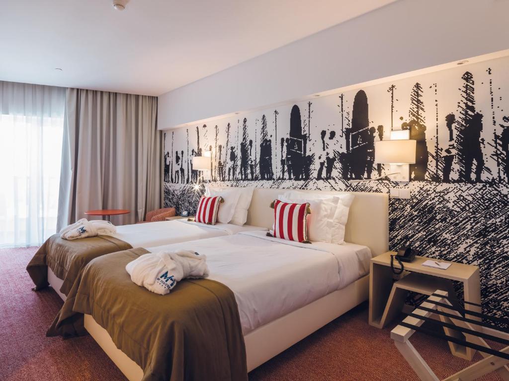 Twin guest room at MH Peniche