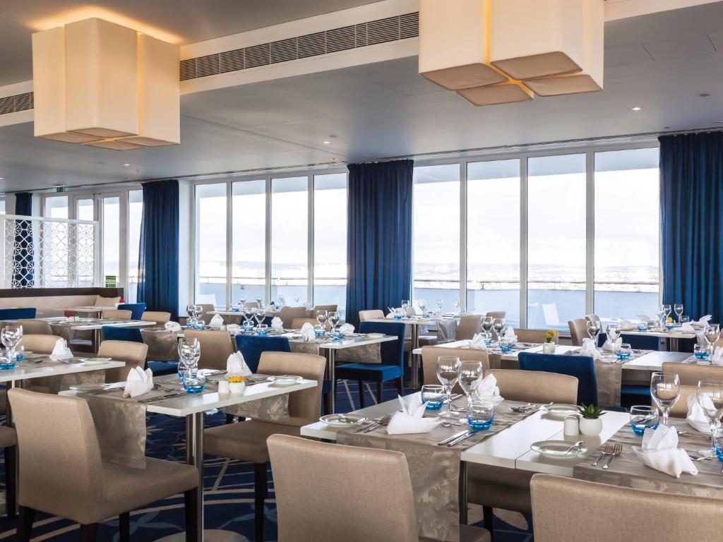 Restaurant dining room at MH Peniche