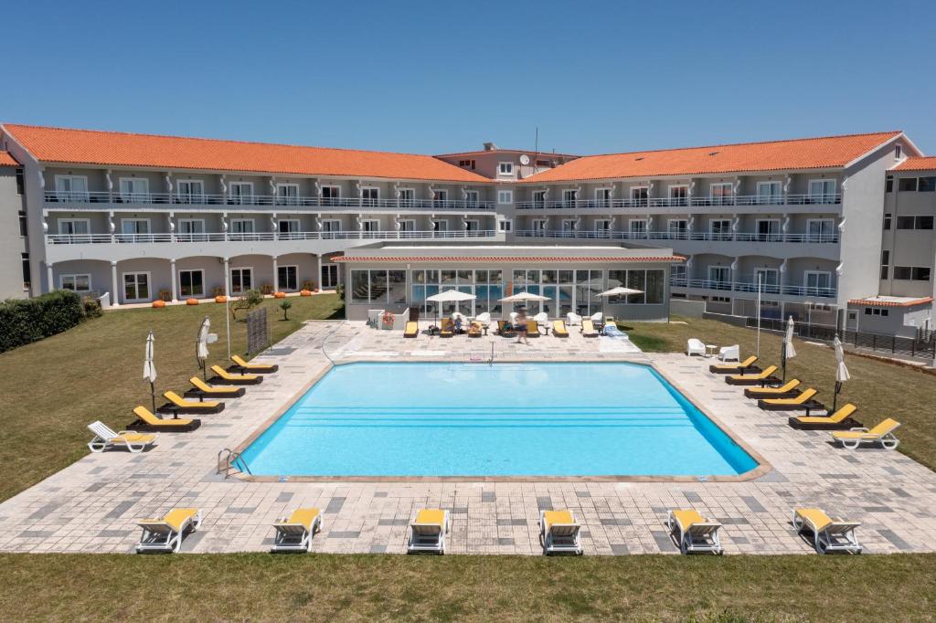 Aerial view of Star inn Peniche and its swimming pool