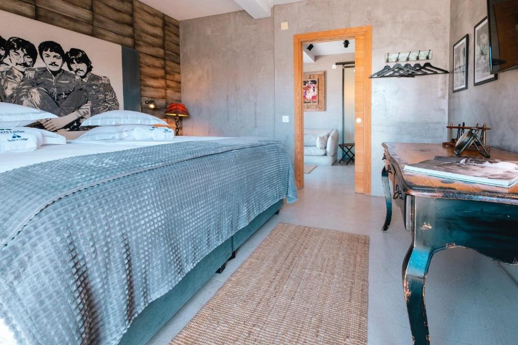 Spacious guest room at Surfers Lodge Peniche