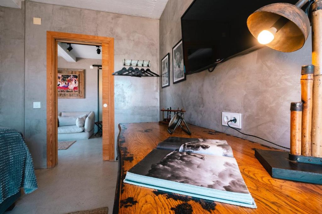 Desk and distinctive interior details at Surfers Lodge Peniche