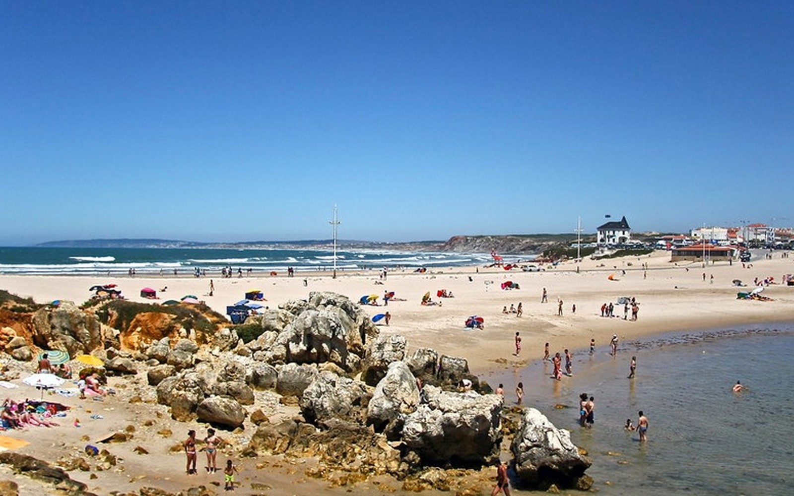 Baleal beach in Peniche with families beside the Atlantic