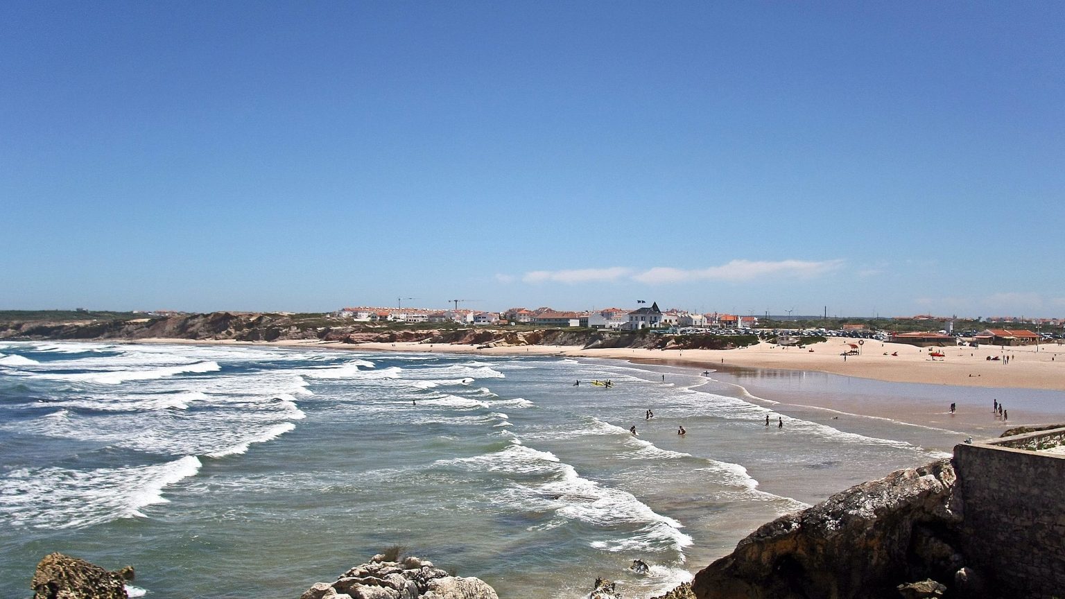 Wide sandy shore and surf at Praia do Baleal Norte and Lagide
