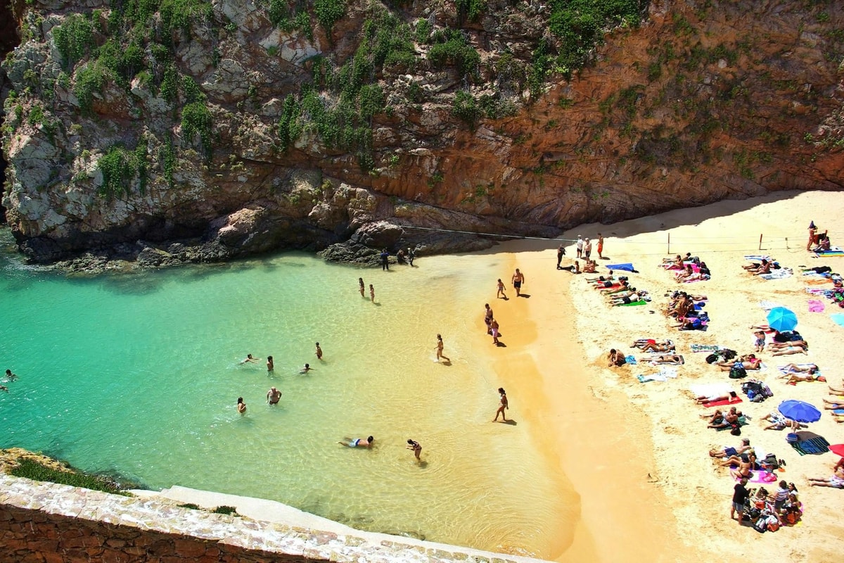 Clear turquoise water and sand at Carreiro do Mosteiro on Berlenga Grande