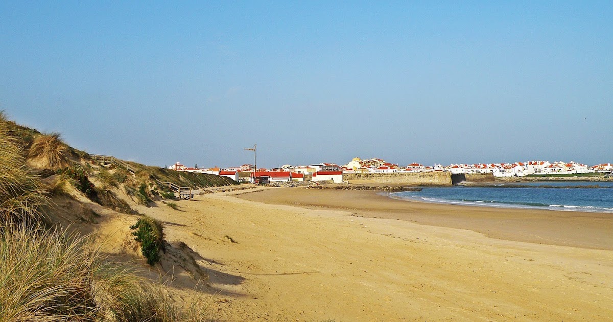 Praia da Gamboa beside the dunes and Peniche town