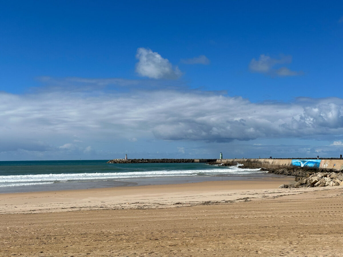 Praia do Molhe Leste and its long harbour breakwater
