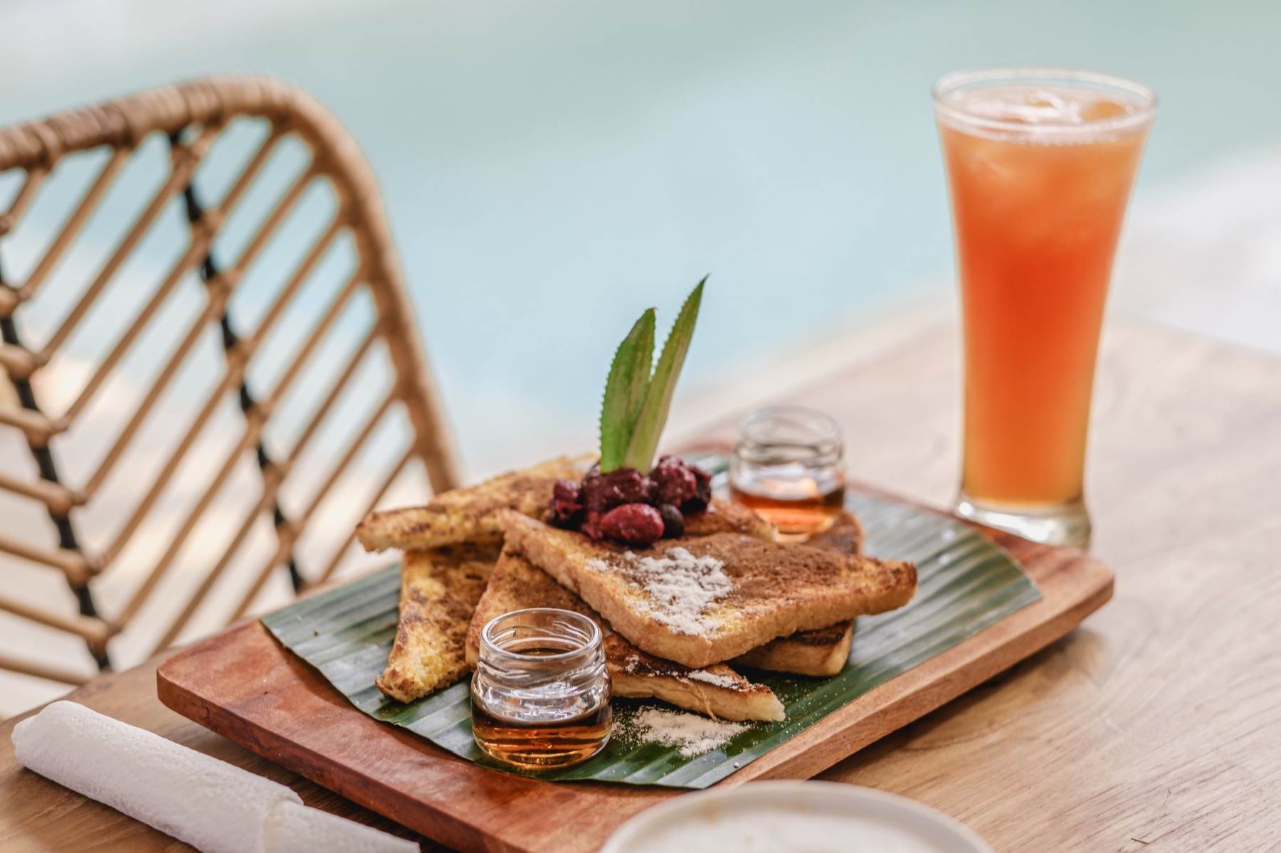 French toast and a fresh drink served at Rumo Beach Baleal