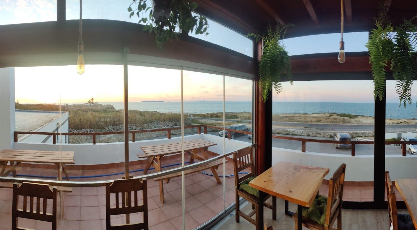 Dining room and ocean-view terrace at Xakra Beach Bar in Peniche