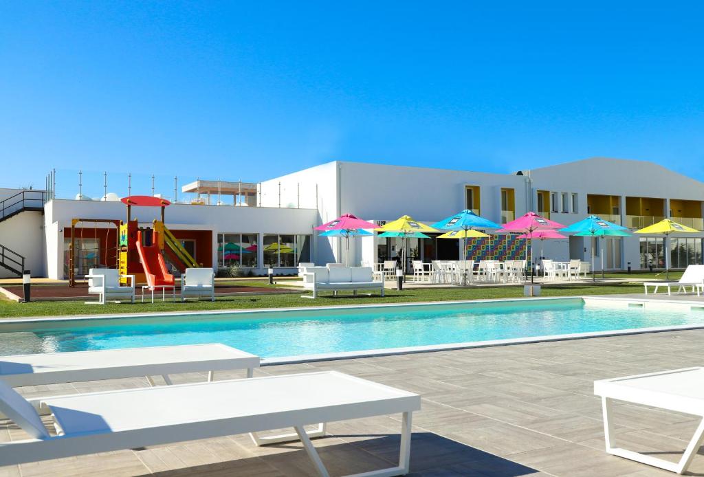 Pool and outdoor activity facilities at RIDE Surf Resort near Baleal
